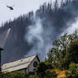 Les pompiers s'activaient toujours lundi pour éteindre l'incendie qui s'est déclaré il y a une semaine au-dessus de Bitsch/Ried-Mörel (VS).